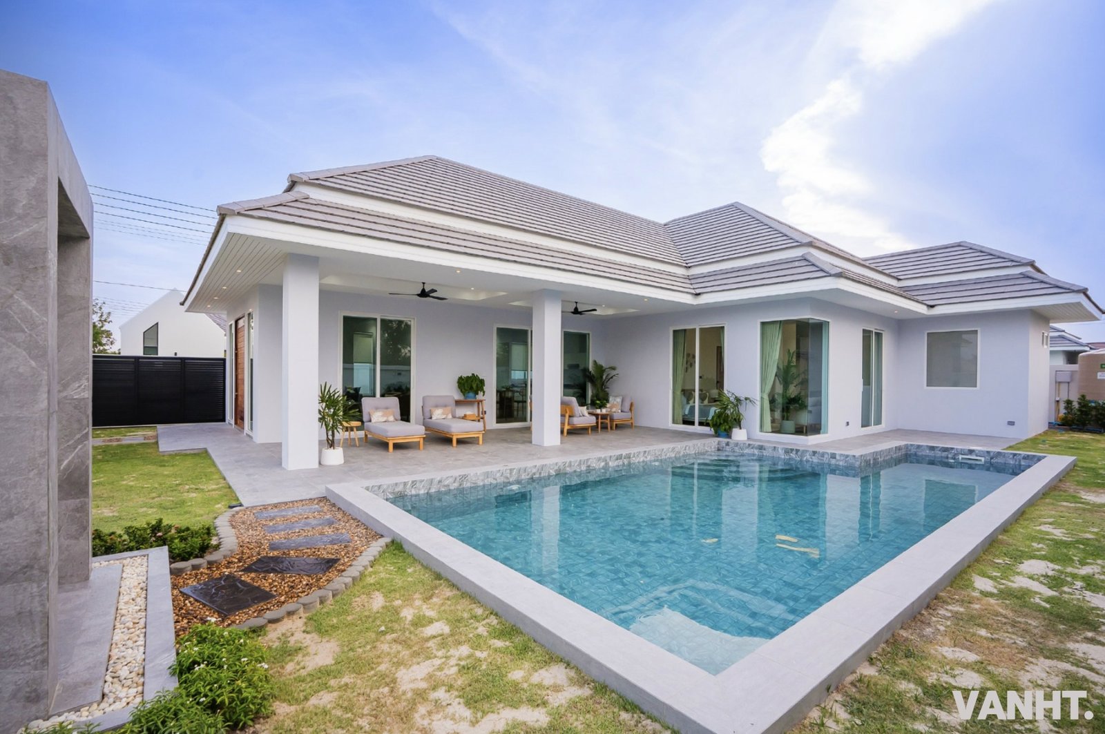The riverside residence pool