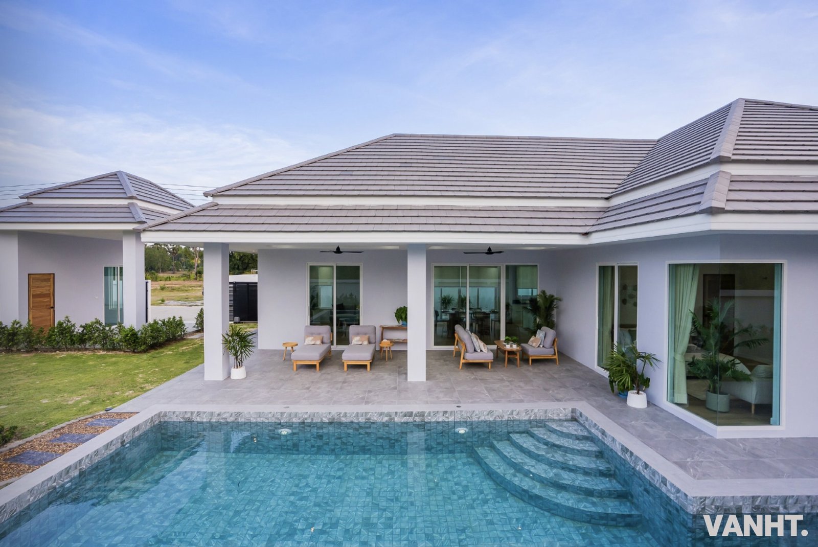 The riverside residence pool 2