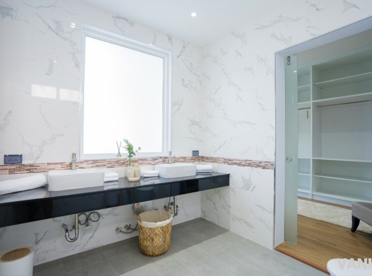 The riverside residence bathroom 2